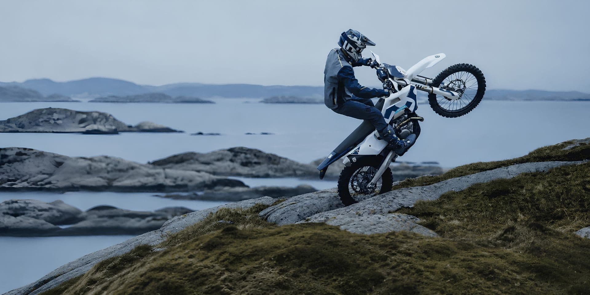 husqvarna-enduro-franchissement-frejus.jpg - Pilote Husqvarna franchissant un obstacle en enduro avec une moto Husqvarna Motorcycles