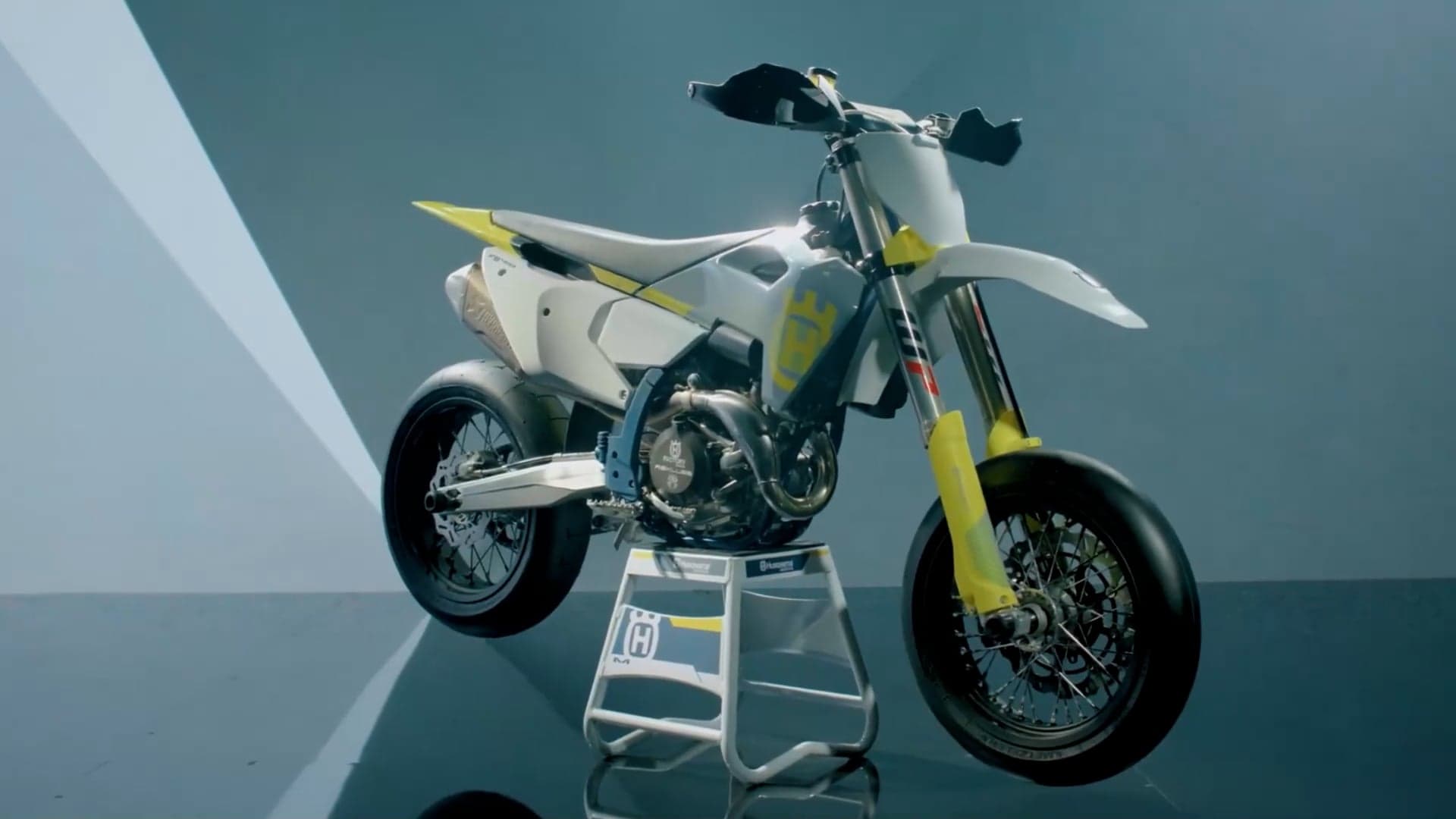 Moto Husqvarna de type supermotard présentée dans la concession Azur Motos Sport à Fréjus