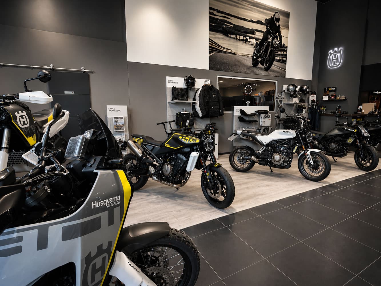 Concession Husqvarna à Fréjus Azur Motos Sport showroom motos