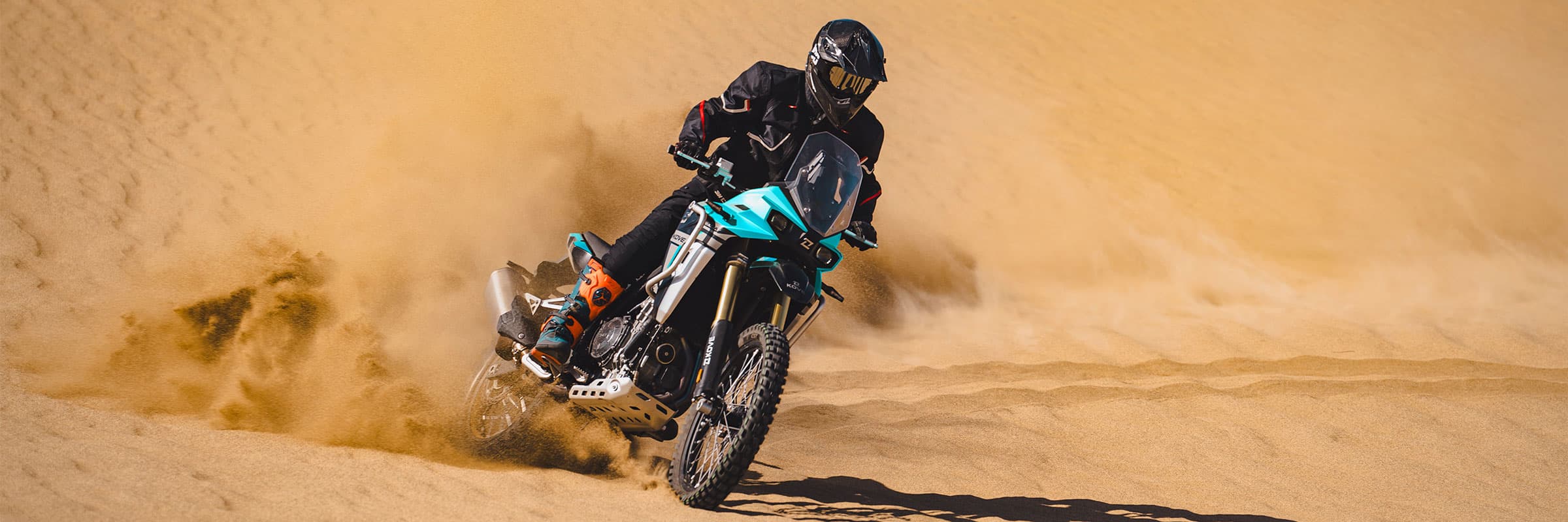 kove-800x-rally-off-road-desert.jpg - Moto KOVE 800X Rally en plein pilotage off-road dans les dunes