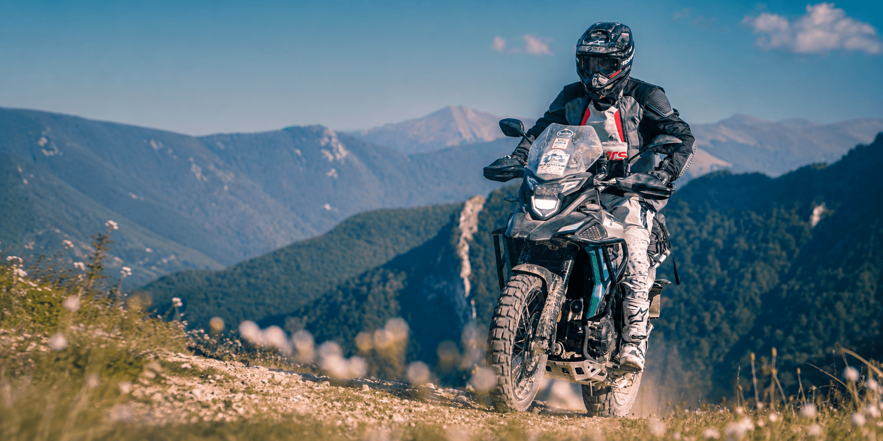 Moto KOVE Adventure en randonnée tout-terrain sur un parcours de montagne