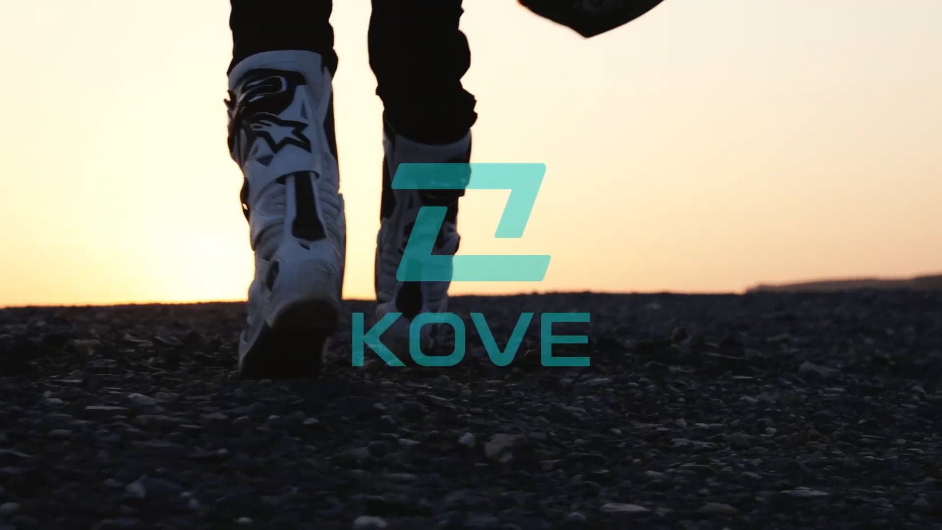 Univers KOVE Moto au coucher du soleil, symbole de l’aventure et du tout-terrain