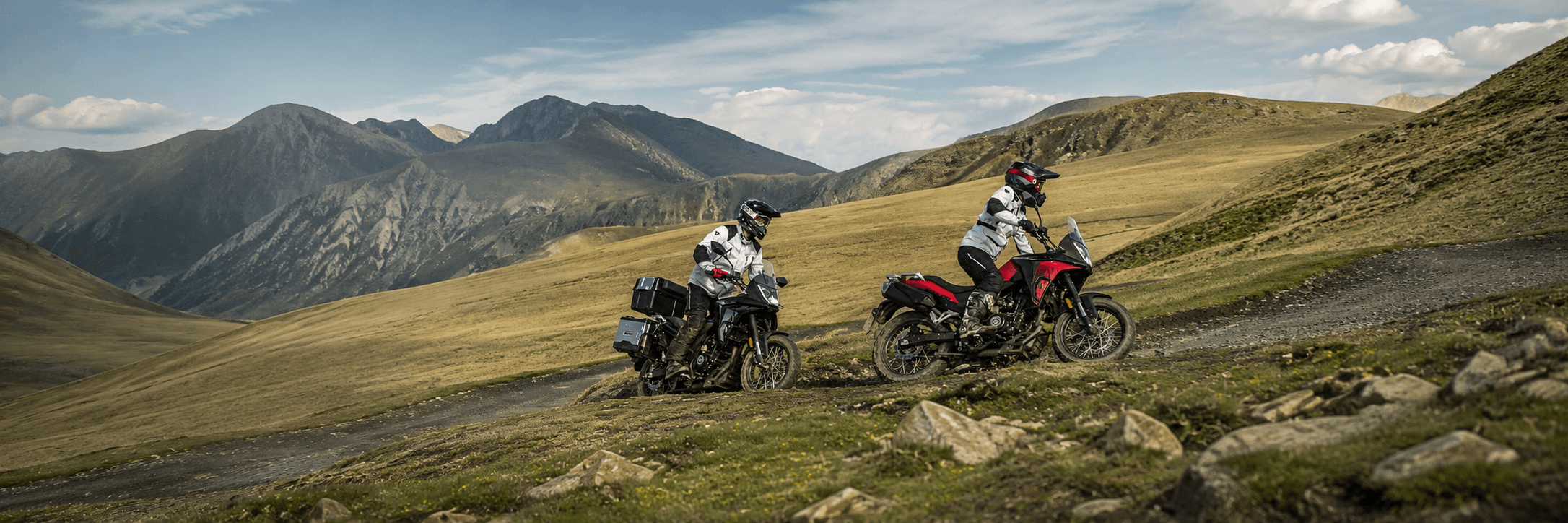macbor-montana-adventure-montagne.png - Deux motos Macbor Montana en randonnée adventure sur une piste de montagne