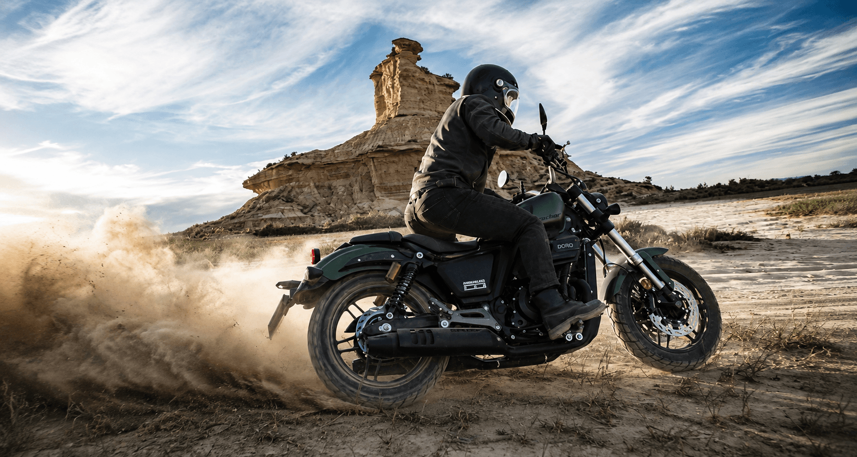 Macbor Rockster 410 en action sur une piste, moto custom au style bobber
