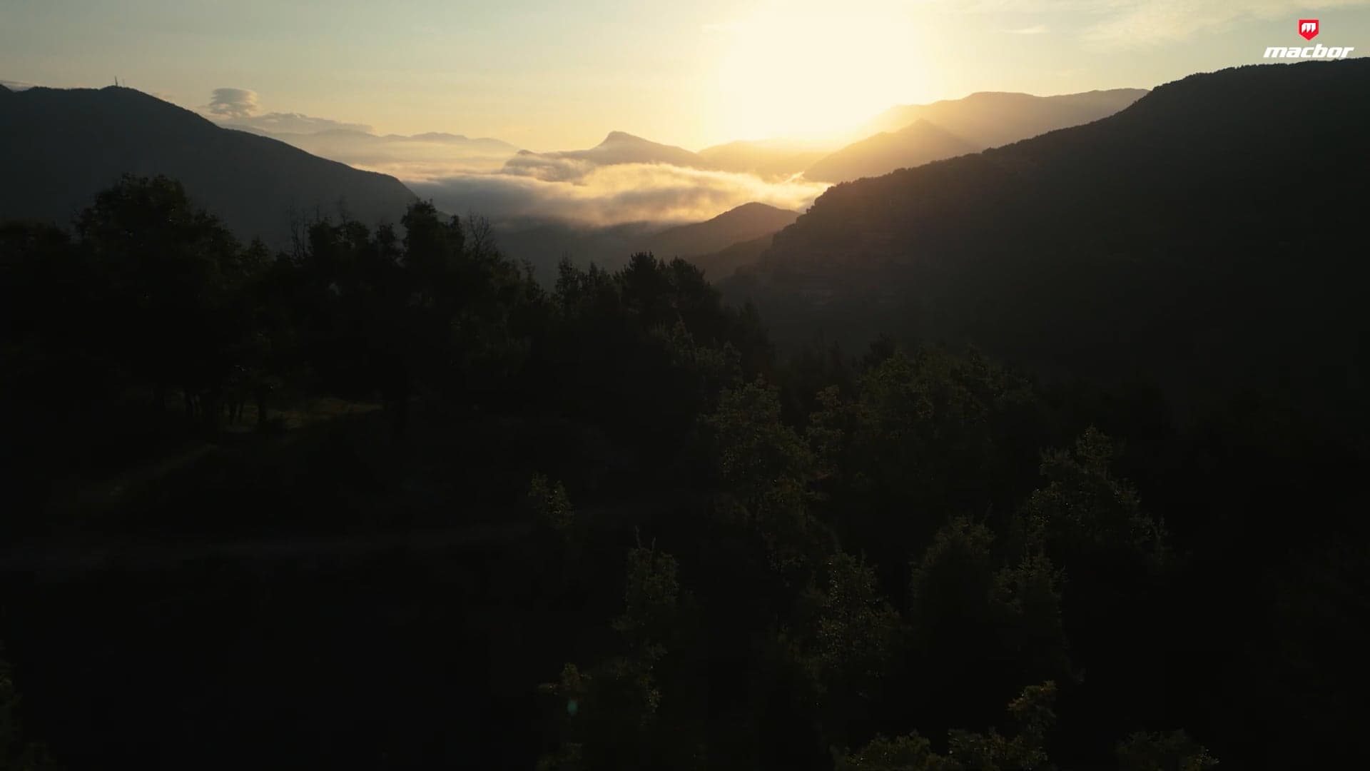 Paysage de montagne au coucher du soleil illustrant l’univers adventure Macbor
