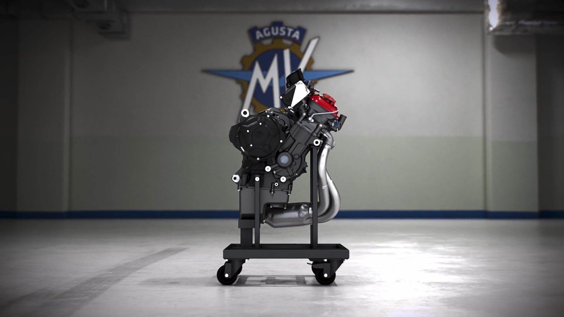 Moteur MV Agusta haute performance exposé dans la concession Azur Motos Sport à Fréjus