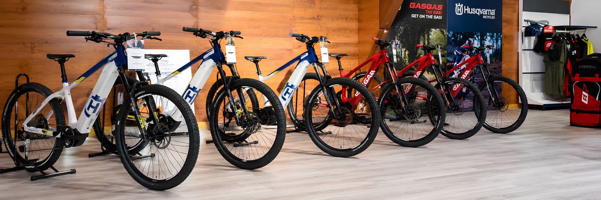 showroom-vtt-electrique-husqvarna-gasgas-frejus.jpg - VTT à assistance électrique Husqvarna et GasGas exposés dans le showroom Azur Motos Sport à Fréjus