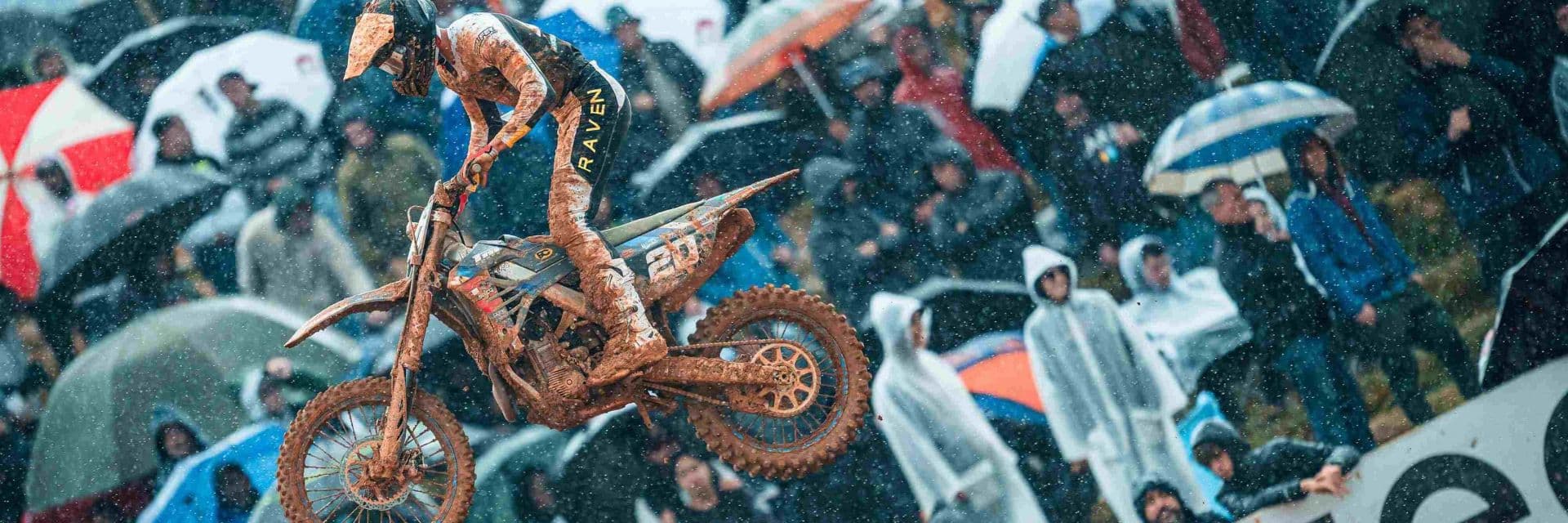 tm-moto-enduro-boue-competition-frejus.jpg - Pilote TM Moto en course d’enduro sous la pluie sur un terrain boueux