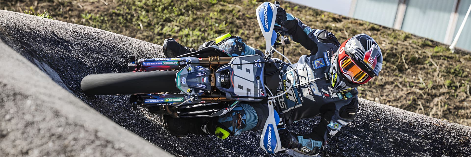 tm-moto-supermotard-piste-frejus.jpg - Pilote TM Moto en appui dans un virage sur une moto supermotard de compétition
